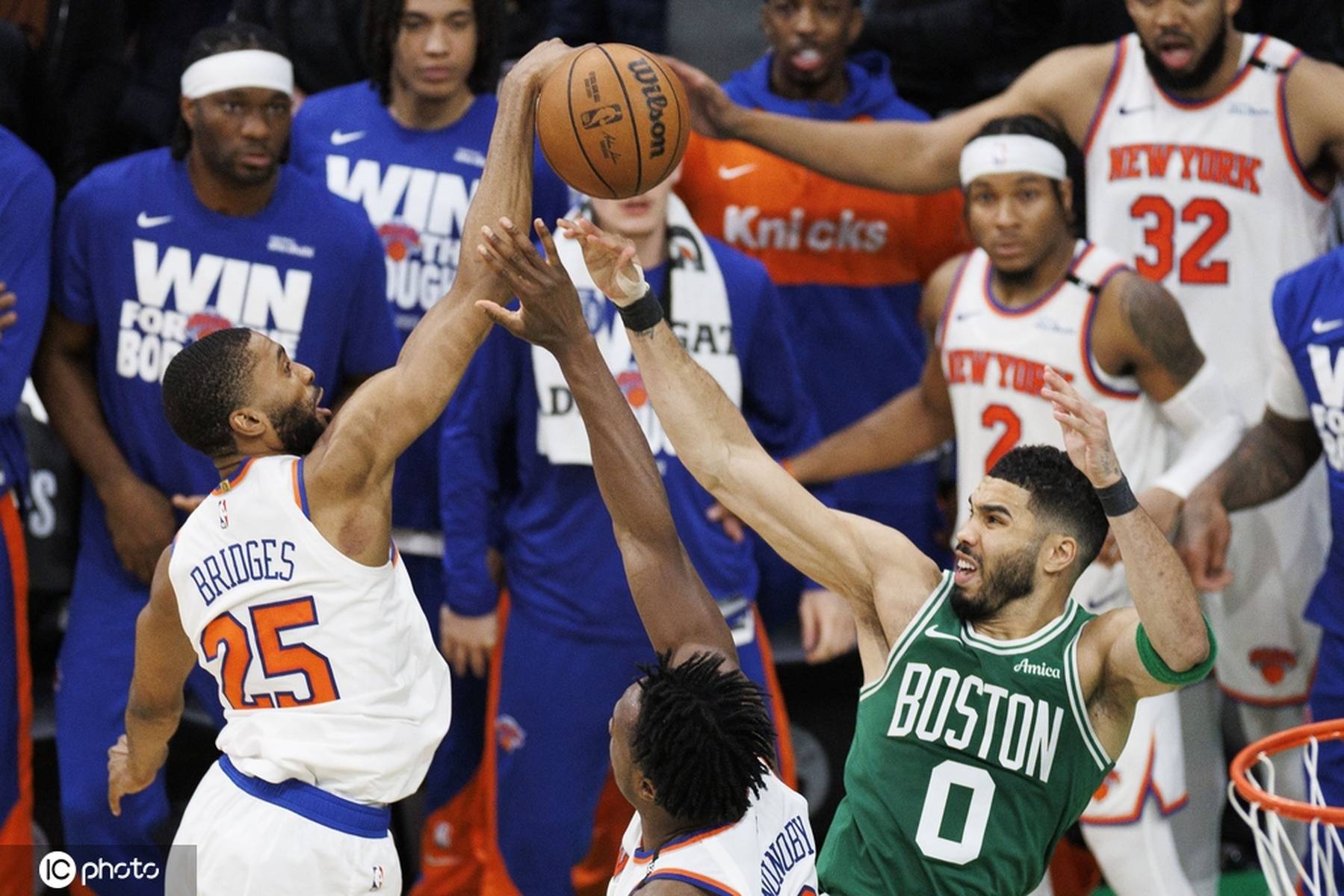  塔图姆回归赛场，绝杀首场状态亮眼，瑞士队观众沸腾！