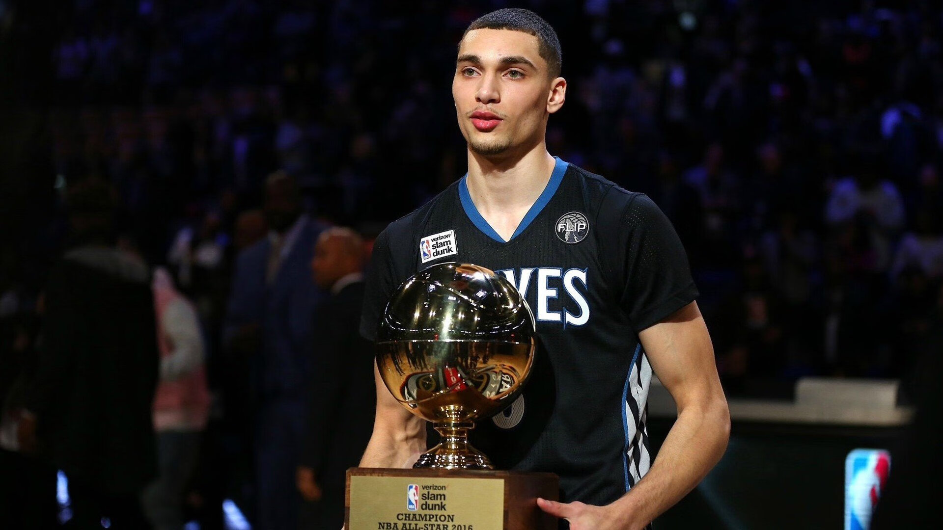 哈登回归赛场，势不可挡首场状态亮眼，独行侠观众沸腾！